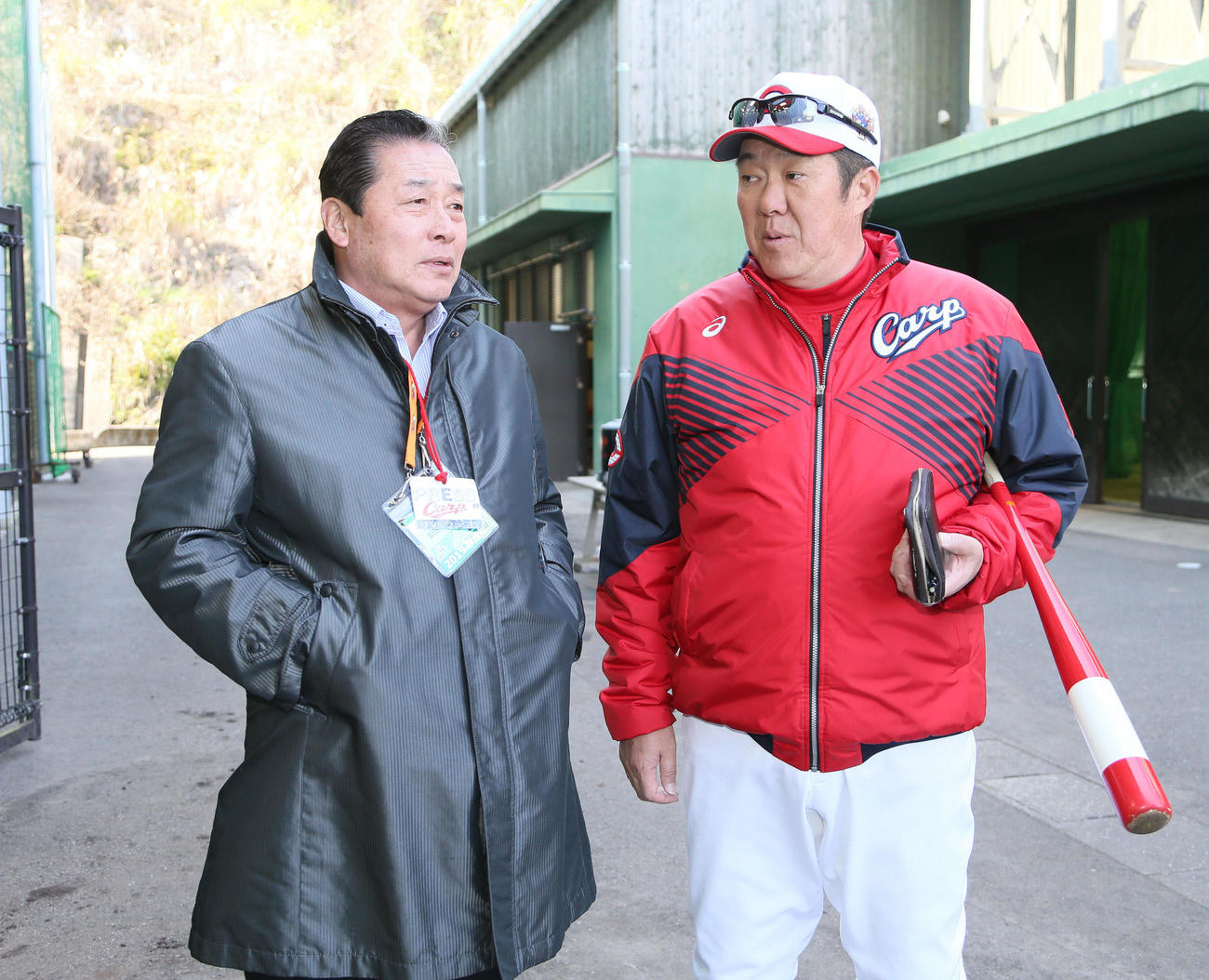 19年2月、佐々岡コーチ（右）と話す梨田氏