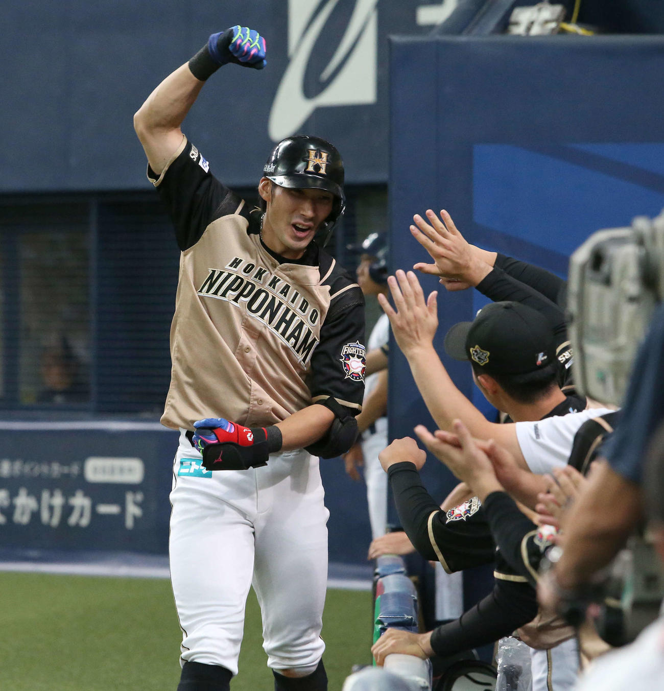 19年8月、オリックス戦で左越え本塁打を放ちマッスルポーズをみせる日本ハム大田