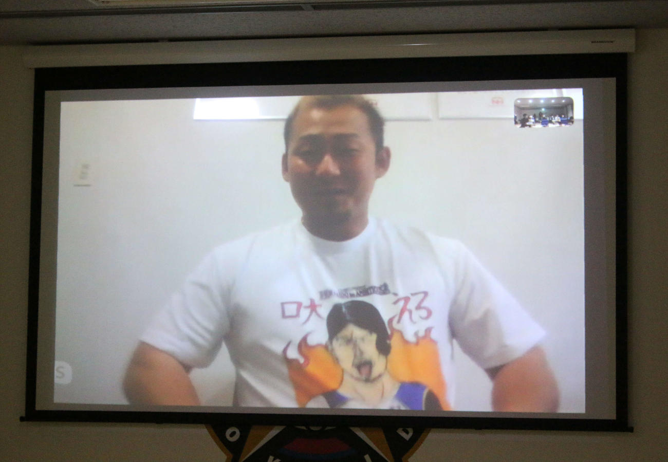 札幌市内の合宿所でオンライン取材を受ける日本ハム中田（撮影・木下大輔）
