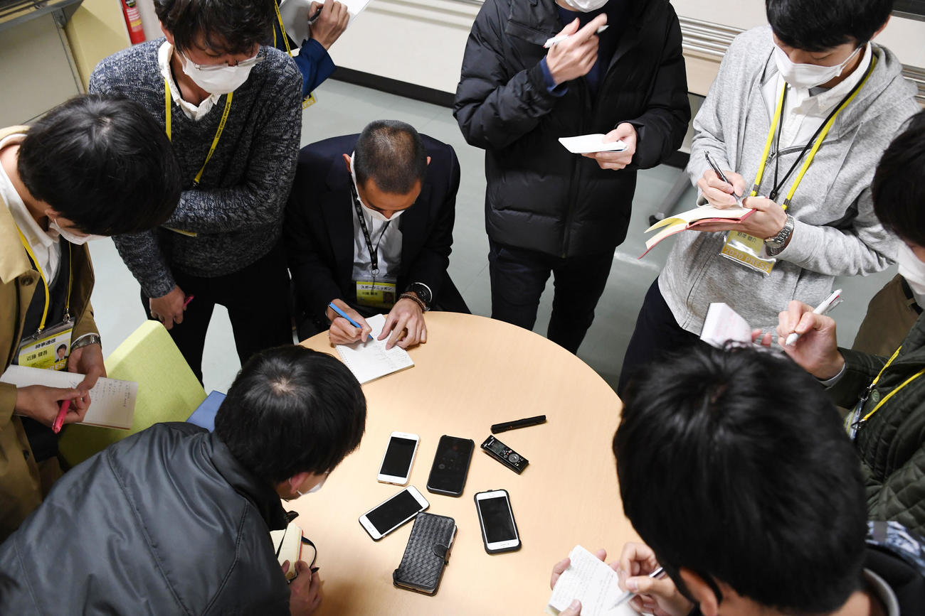 12球団代表者会議を終え、ソフトバンク三笠取締役GMを電話取材する報道陣（撮影・今浪浩三）