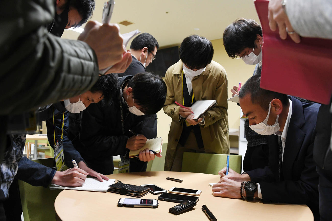 12球団代表者会議を終え、ソフトバンク三笠取締役GMを電話取材する報道陣（撮影・今浪浩三）