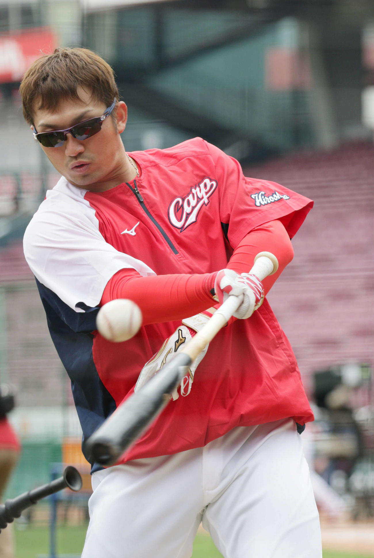 打撃練習に励む鈴木誠（撮影・加藤孝規）