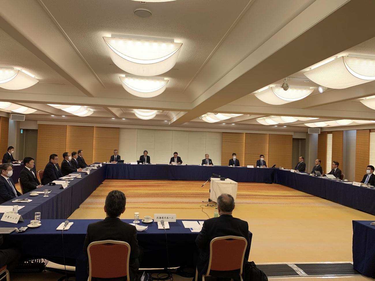 12球団代表者会議に臨む参加者（NPB提供）