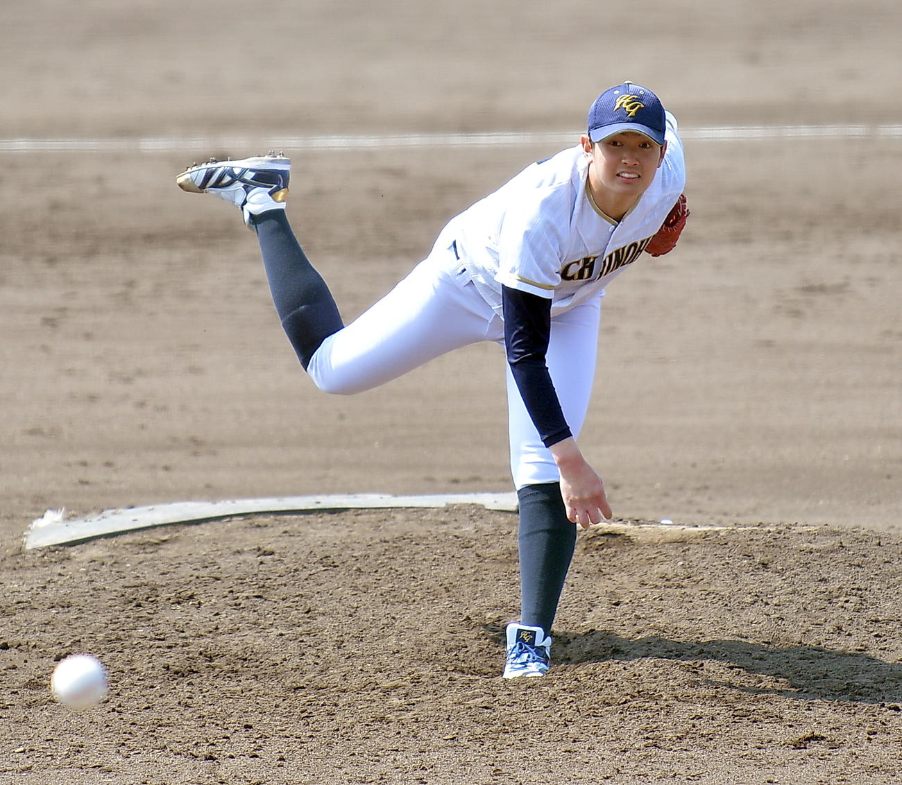 気迫のこもった投球を見せる八戸学院大・大道（撮影・鎌田直秀）