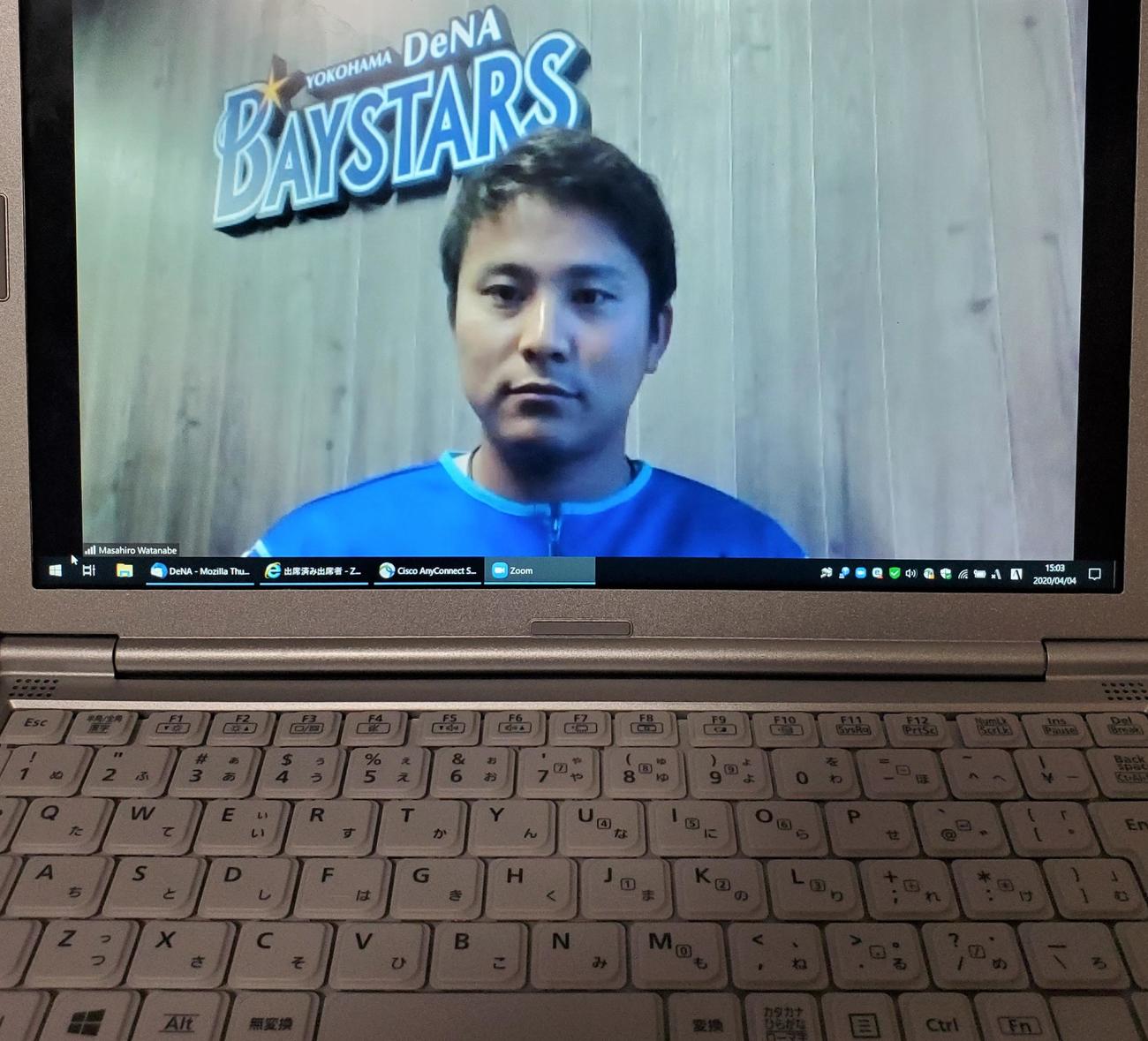 オンライン会議システム「Zoom」を利用して取材に応じるDeNA佐野（撮影・鈴木正章）
