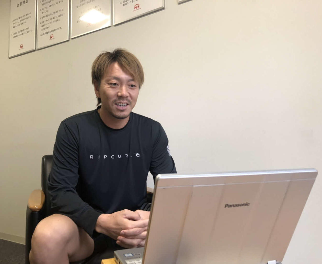 札幌市内にある合宿所でオンライン取材を受ける日本ハム宮西（球団提供）