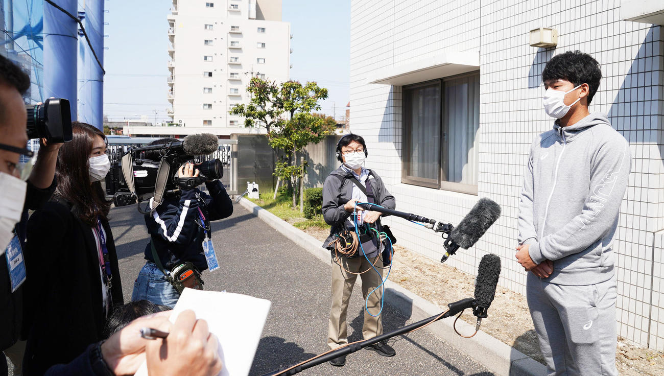 中日練習　練習が中止になりミーティングを終え取材に応じる石川昂弥（撮影・森本幸一）