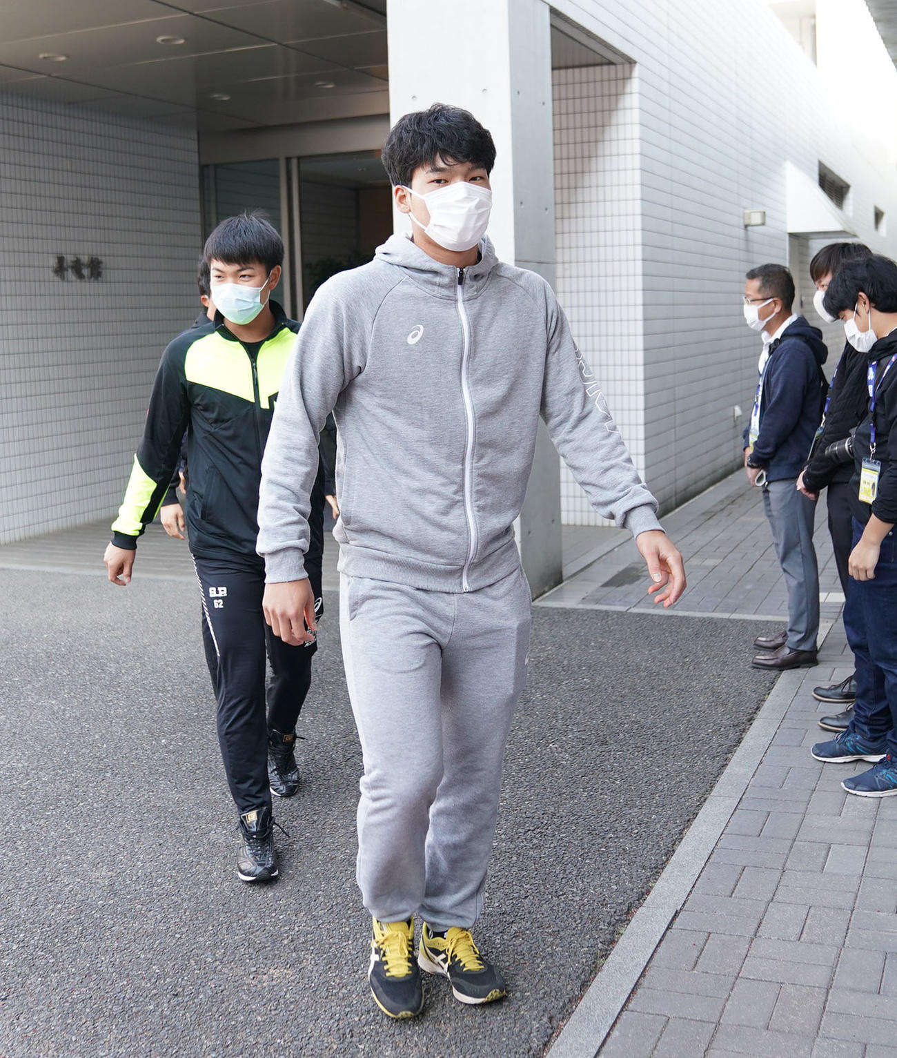 中日練習　練習が中止になり選手寮からミーティング会場へ向かう石川昂弥（撮影・森本幸一）