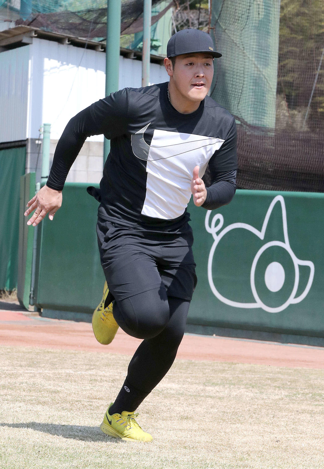 個人練習で走り込む巨人岡本（提供：読売巨人軍）
