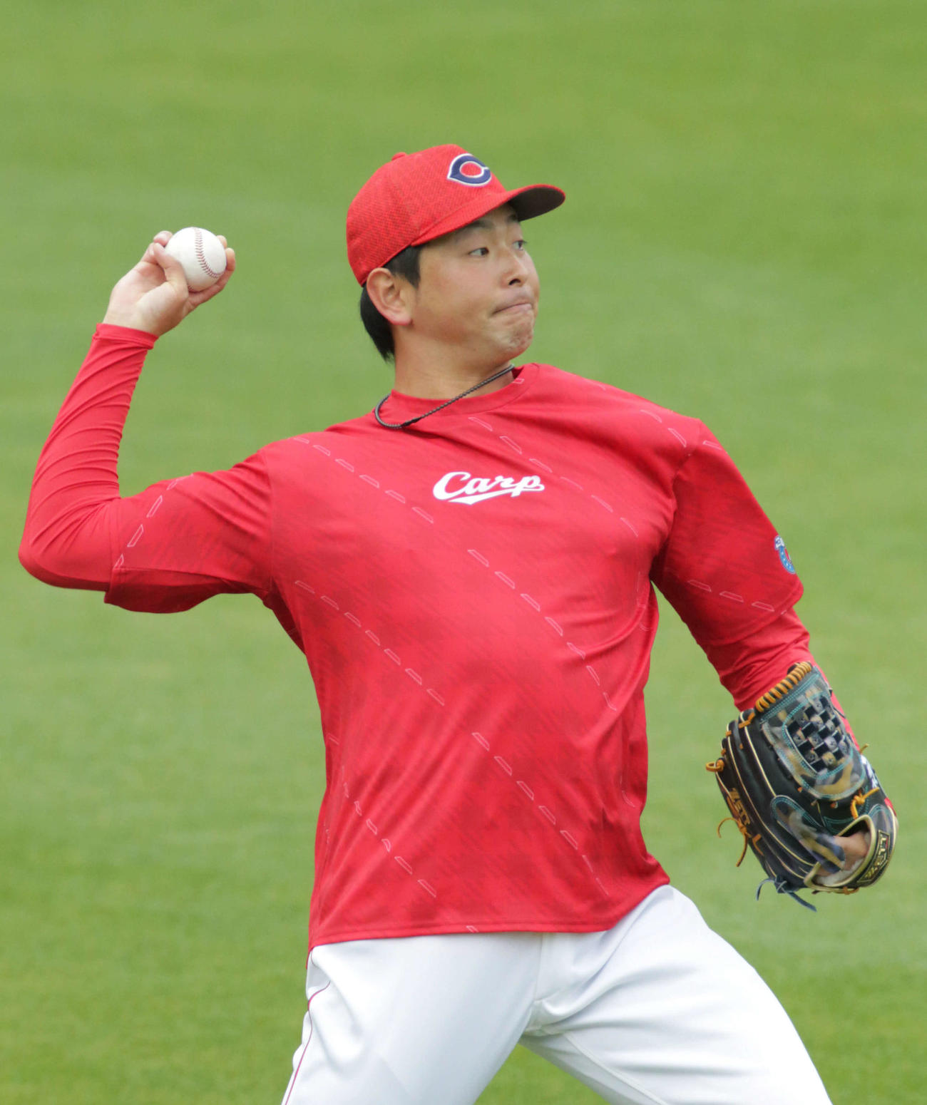 プロ野球広島全体練習　キャッチボールをする大瀬良（撮影・加藤孝規）