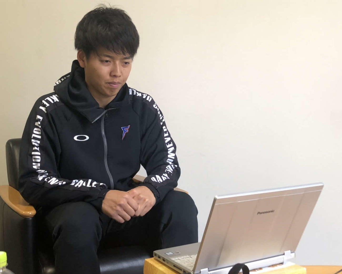 札幌市内にある合宿所でオンライン取材を受ける日本ハム杉浦（球団提供）