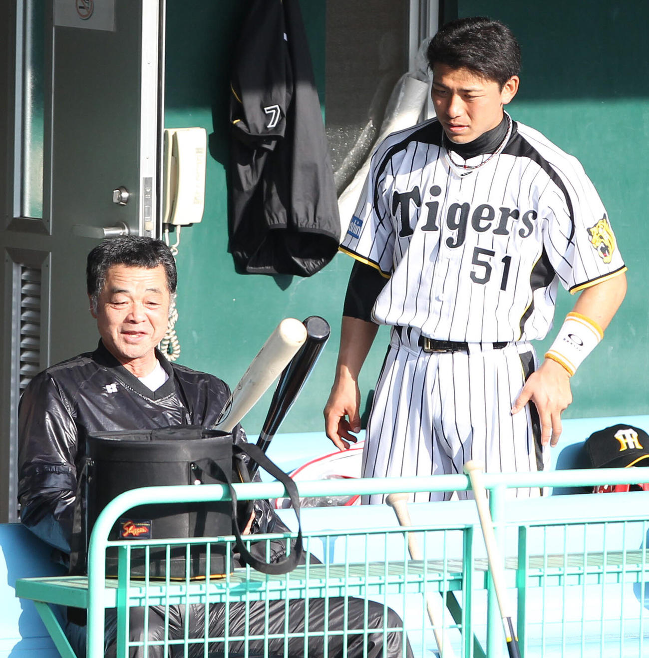 12年、川藤幸三OB会長（左）と談笑する伊藤隼