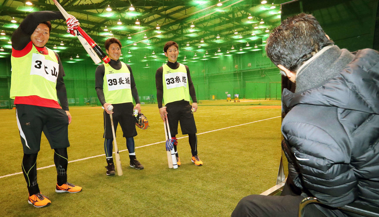 17年、自主トレで川藤幸三OB会長（右）とあいさつを交わす長坂（中央）ら