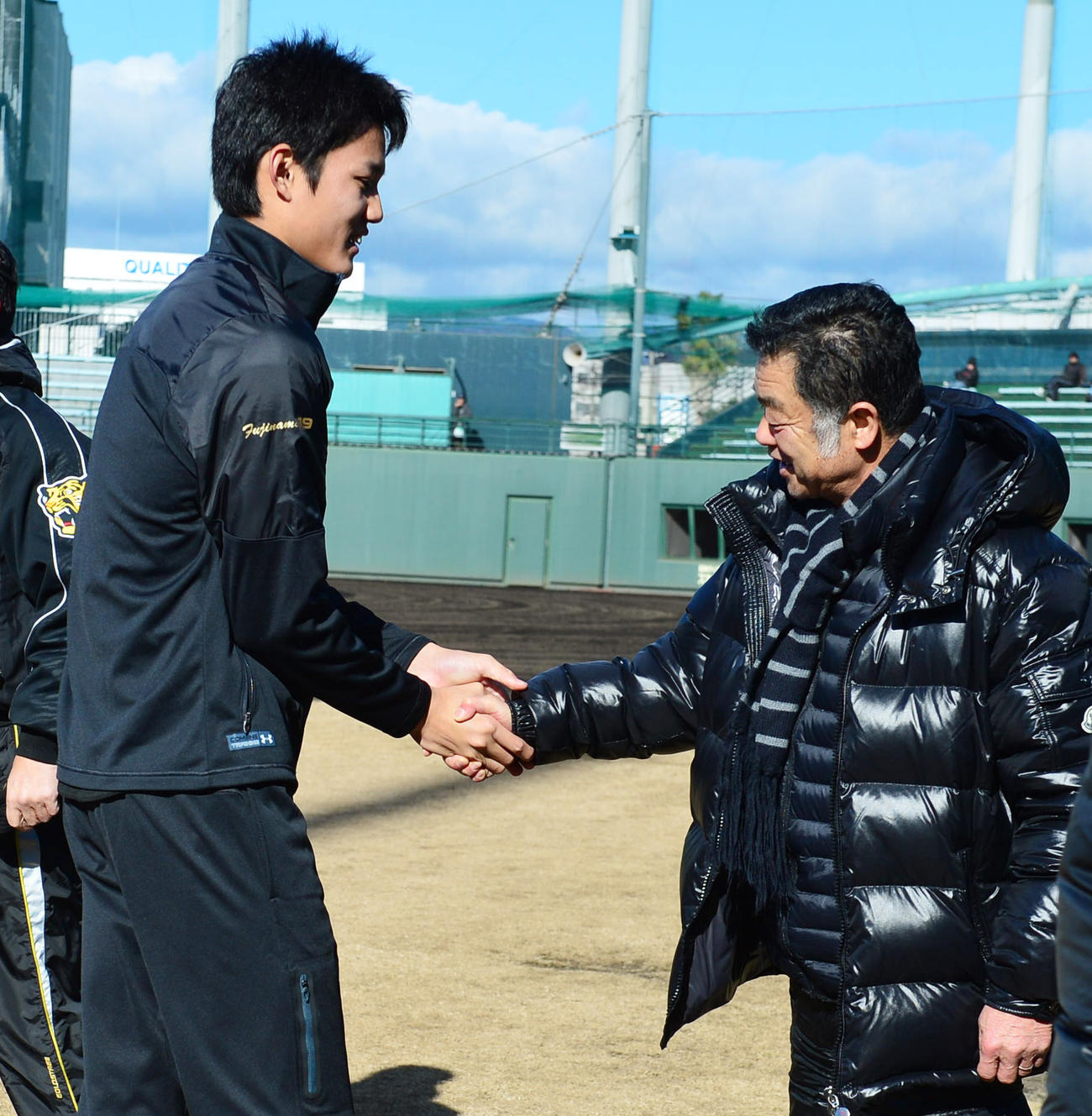 14年、自主トレで握手を交わす藤浪（左）と川藤幸三OB会長