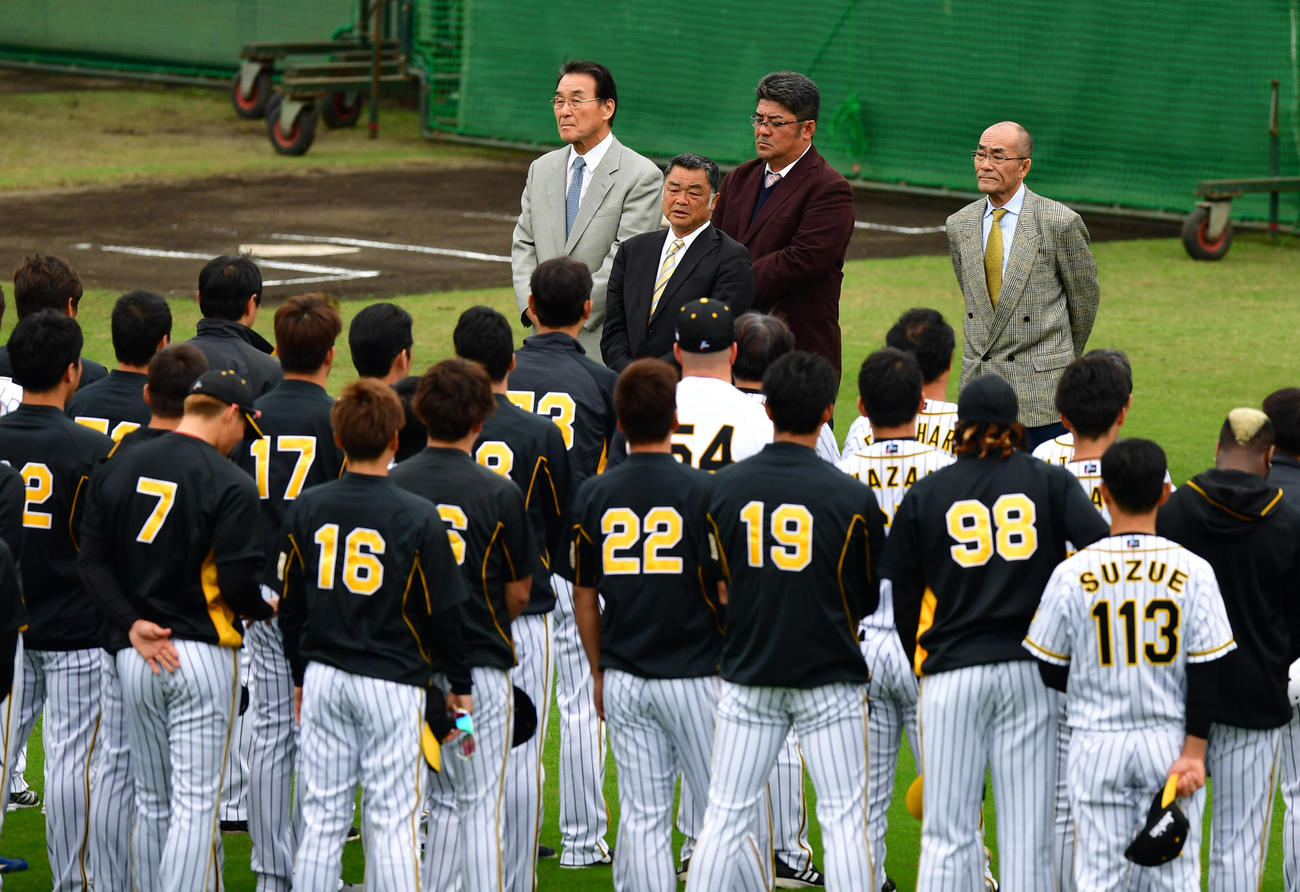 2月12日、宜野座キャンプでナインを激励した川藤幸三OB会長（中央）