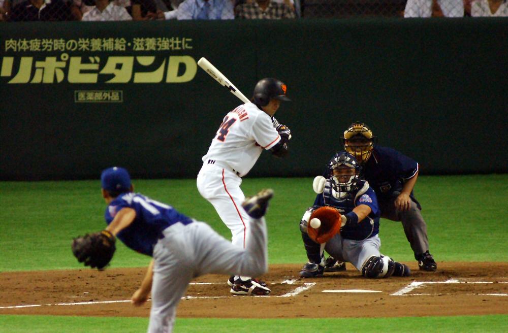 02年8月、ノーヒットノーランを達成の中日川上（手前）は、1回に巨人高橋由から見逃し三振を奪う。捕手谷繁