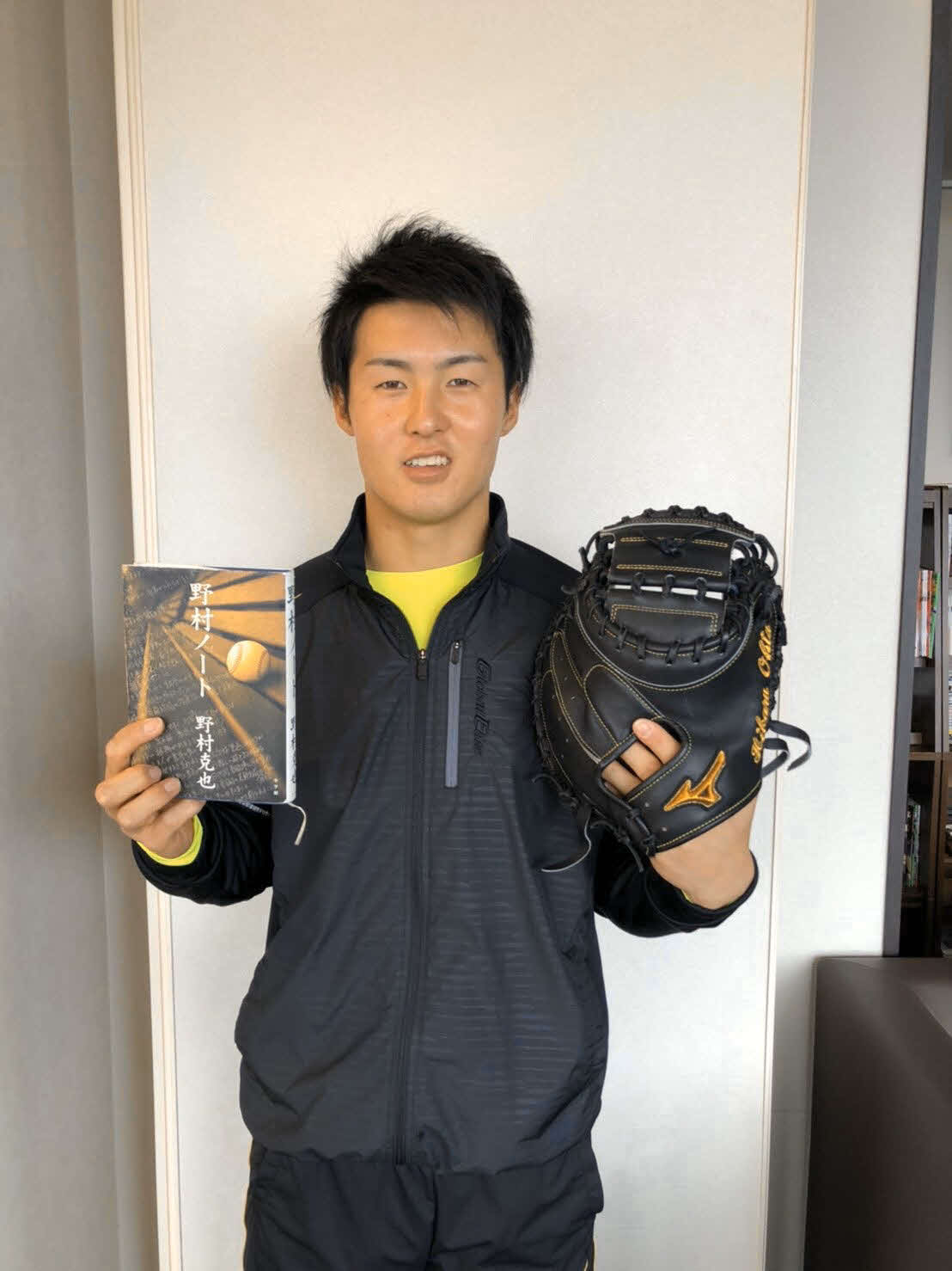「野村ノート」を手にする楽天太田（球団提供）