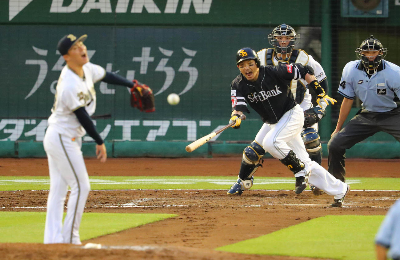 19年7月5日、オリックス戦で勝ち越しの適時打を放った松田宣。投手は山本