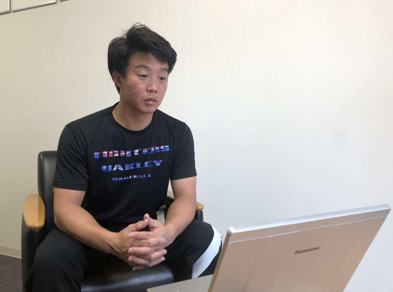 札幌市内にある合宿所でオンライン取材を受ける日本ハム鶴岡兼任バッテリーコーチ（球団提供）