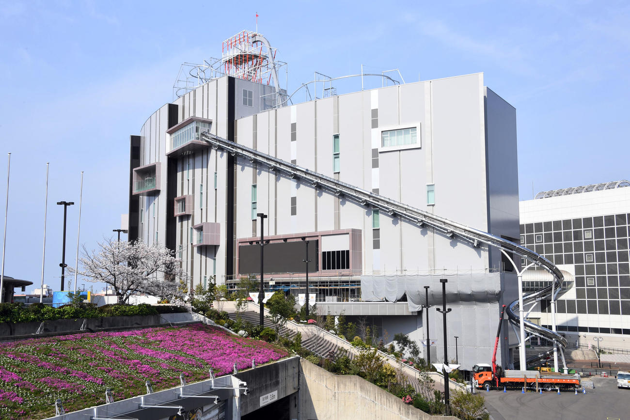 福岡ペイペイドーム横に建設中のエンターテインメント施設「E・ZO　FUKUOKA（イーゾ　フクオカ）」のオープンが延期になった（撮影・今浪浩三）