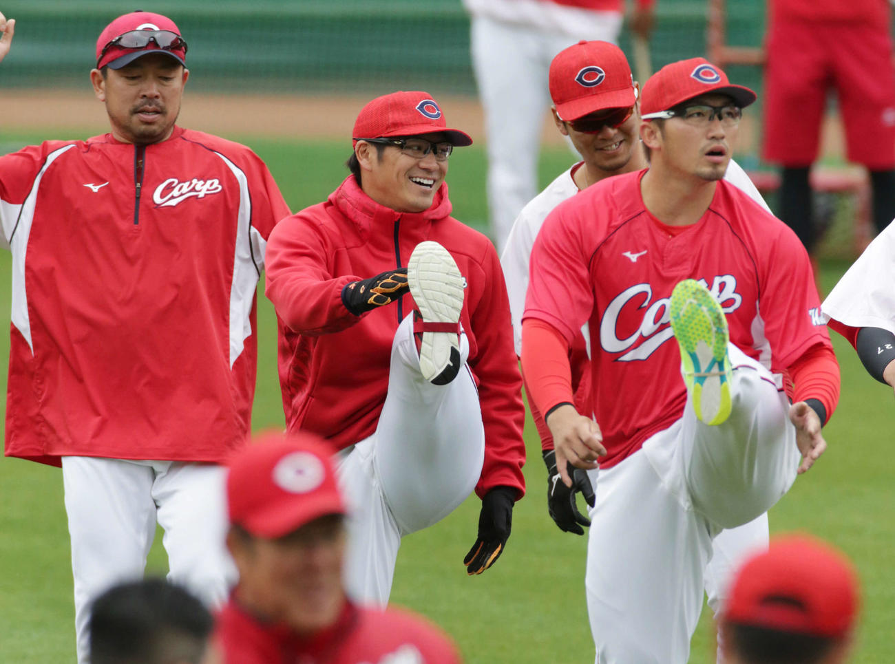 20年3月28日、練習する、左から石原慶、田中広、小窪、鈴木誠（撮影・加藤孝規）