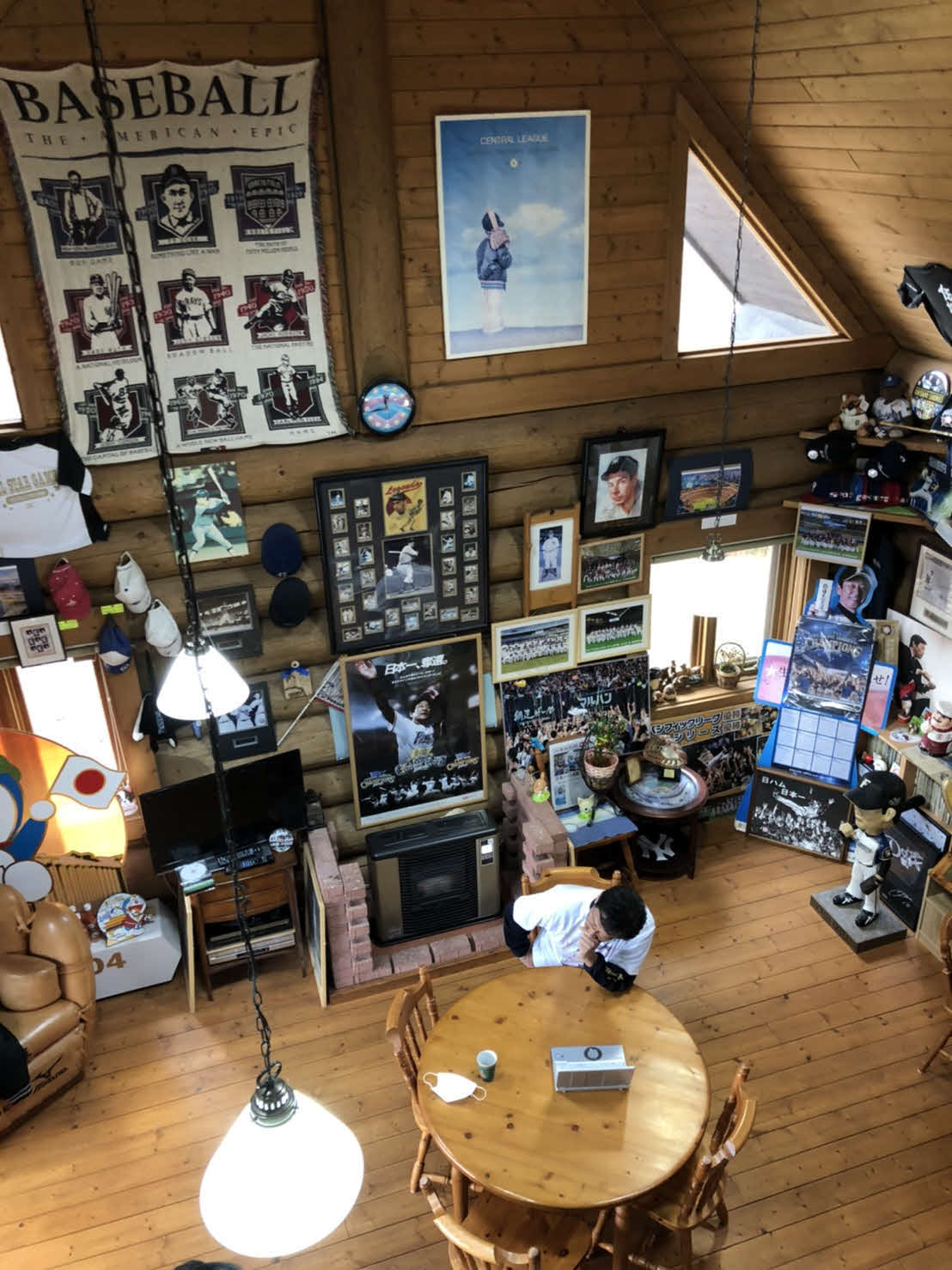 生活拠点を置く北海道栗山町の栗の樹ファームでオンライン取材を受ける日本ハム栗山監督（球団提供）