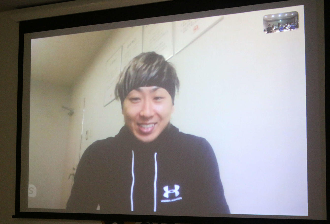 札幌市内にある合宿所でオンライン取材を受ける日本ハム金子（撮影・木下大輔）