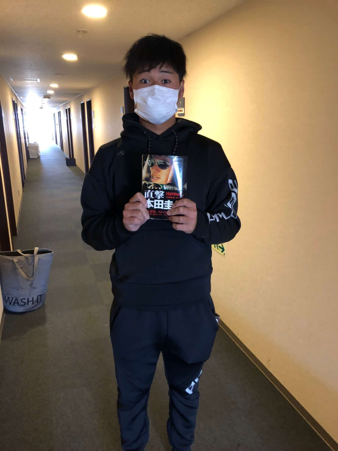 サッカー本田圭佑選手が題材の本を手にする楽天黒川（球団提供）