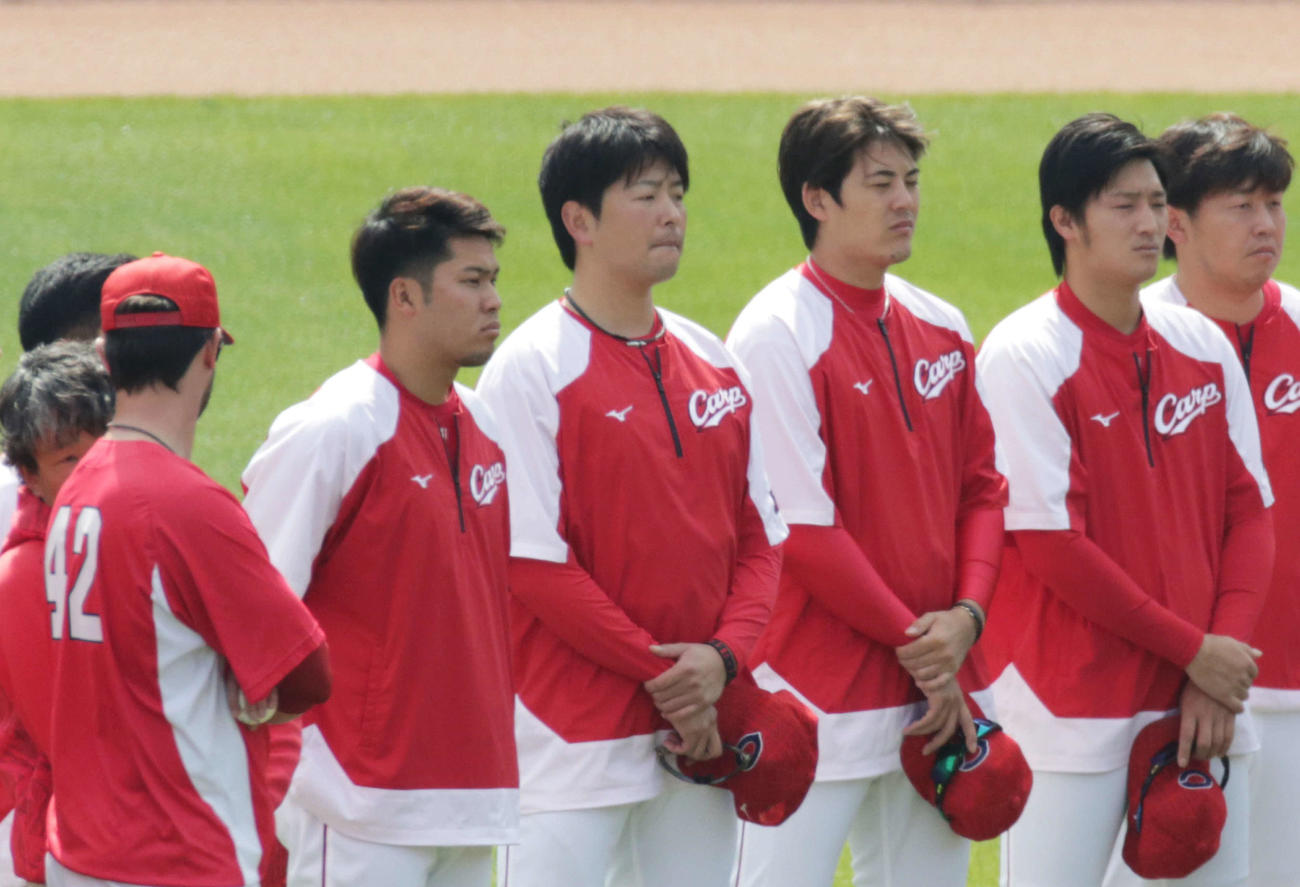プロ野球広島全体練習　練習開始に先立ち、円陣を組み、首脳陣らの説明を神妙な面持ちで聞く投手ら。中央は大瀬良（撮影・加藤孝規）