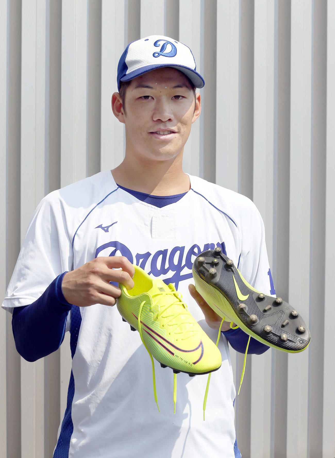 練習で使用するサッカースパイクを手にする中日京田（現場代表撮影）