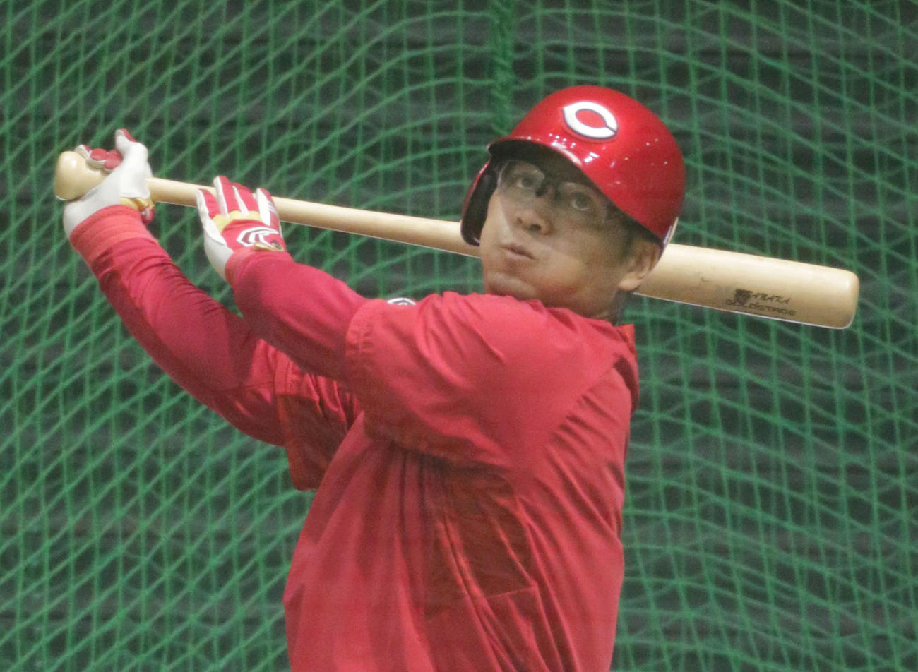 屋内練習場で打撃練習する田中広（撮影・加藤孝規）