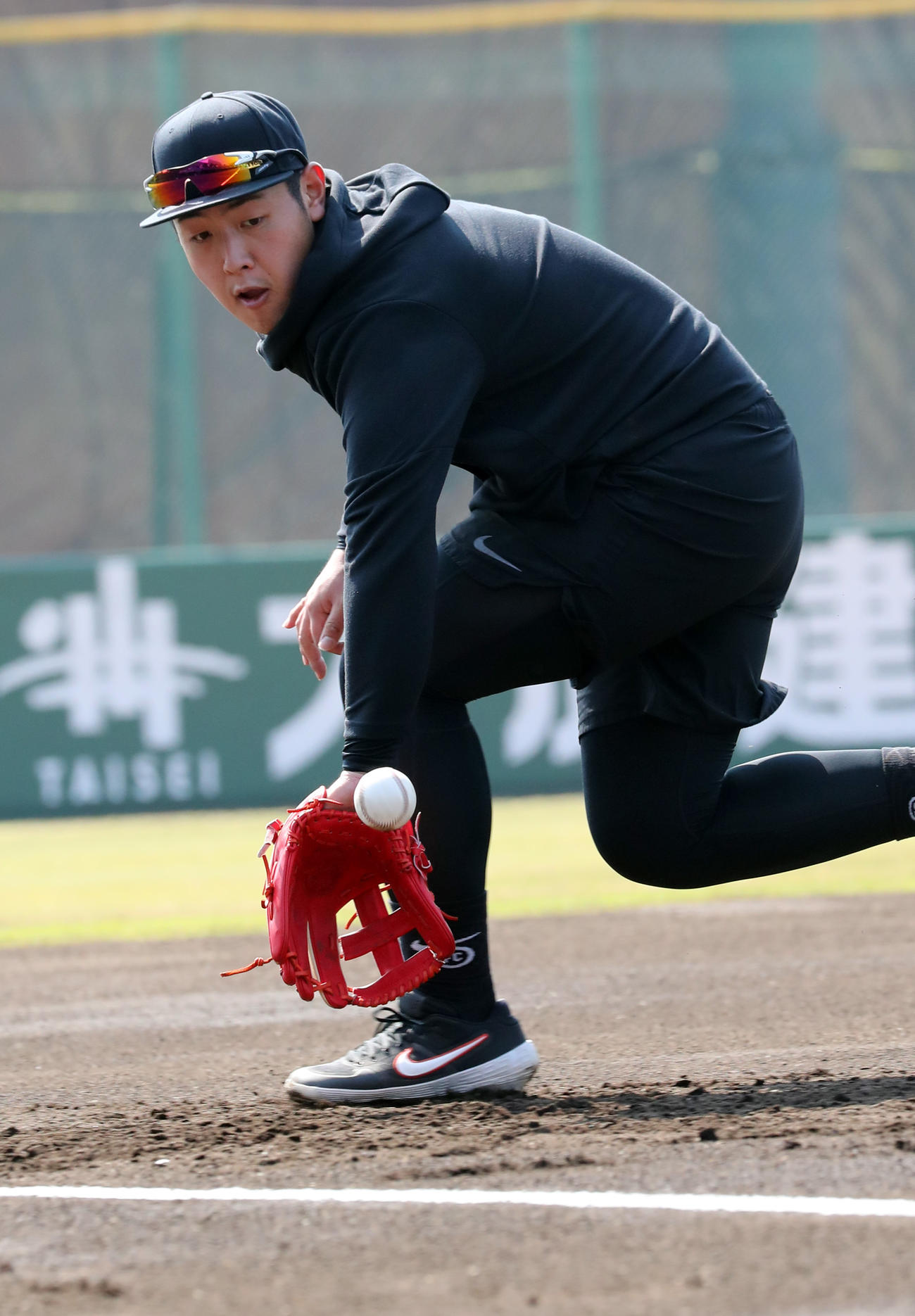 守備練習を行う巨人岡本（提供：読売巨人軍）
