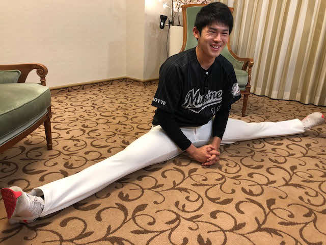 14日の球団公式インスタグラムで見事な開脚を披露し、ファンから称賛の声が上がったロッテ佐々木朗（球団提供）