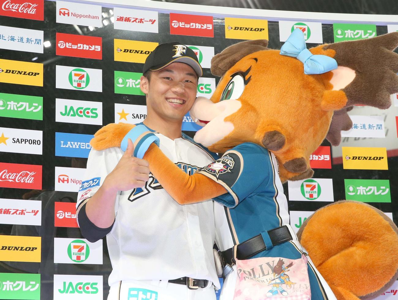 お立ち台でマスコットに祝福され笑顔の日本ハム王柏融（19年6月14日撮影）
