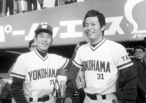 大飛球を好捕した屋鋪要（右）を出迎える関根潤三監督