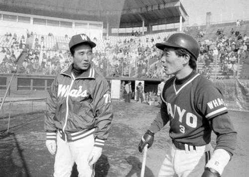 言葉を交わす関根潤三監督（左）と高木豊