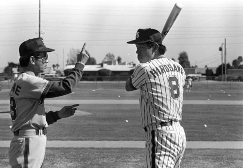 広沢克実（右）に打撃指導する関根潤三監督