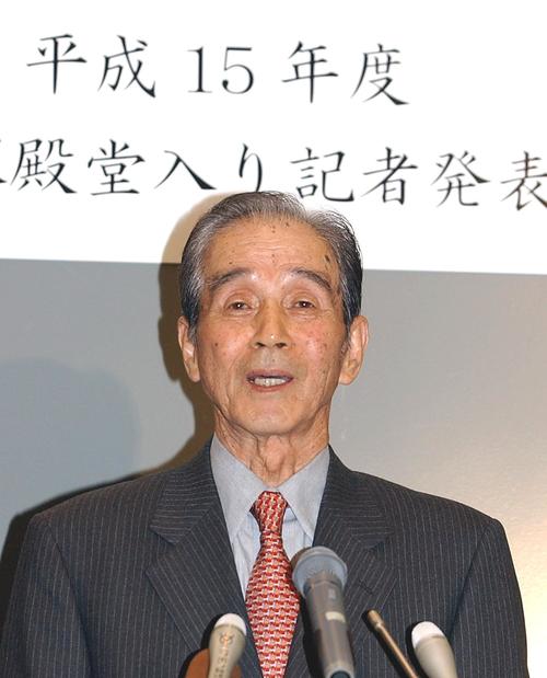 野球殿堂入りしあいさつする関根潤三氏（03年1月10日）