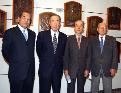 野球殿堂入り会見で記念撮影をする左から衣笠祥雄氏、上田利治氏、関根潤三氏、川上哲治氏（03年1月10日）