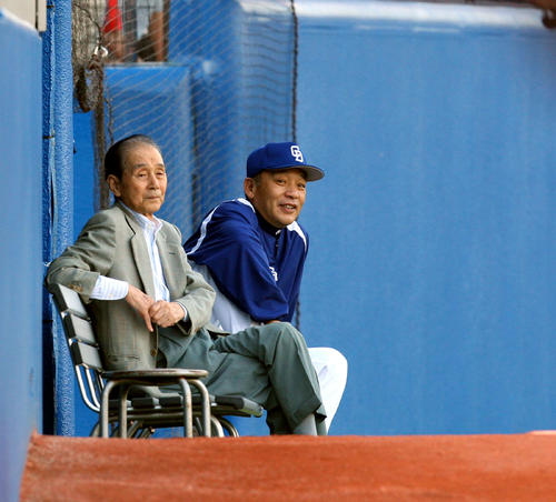 試合前、中日落合博満監督と談笑する関根潤三氏（08年撮影）