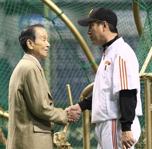 巨人対横浜　試合前、関根氏（左）と握手する原監督（2011年撮影）