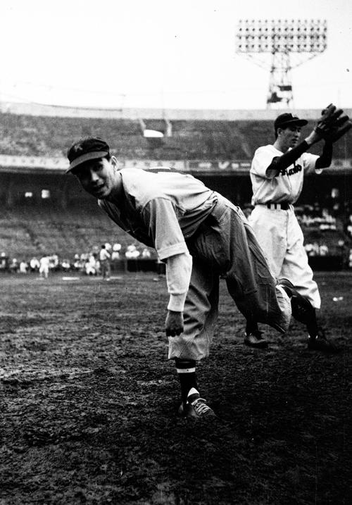 第1回オールスター練習で投球練習を行う近鉄関根潤三（1951年7月6日）