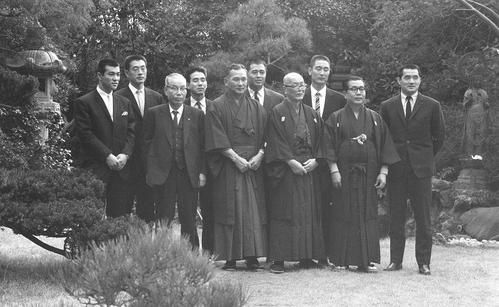 65年1月、逗子の正力松太郎邸での新年会で記念撮影。前列左から柴田勲、日本テレビ清水与七郎社長、川上哲治監督、正力松太郎社主、正力亨オーナー、後列左から広岡達朗、関根潤三、王貞治、金田正一、長嶋