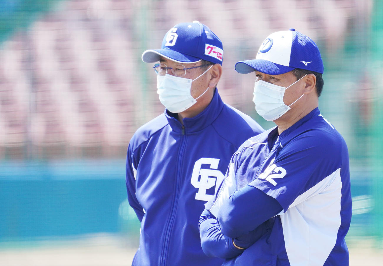 練習を見つめる与田剛監督（右）と仁村徹2軍監督（撮影・森本幸一）