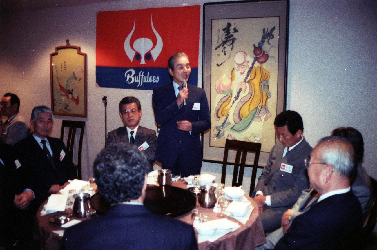 88年12月、近鉄OB会で話す関根潤三氏