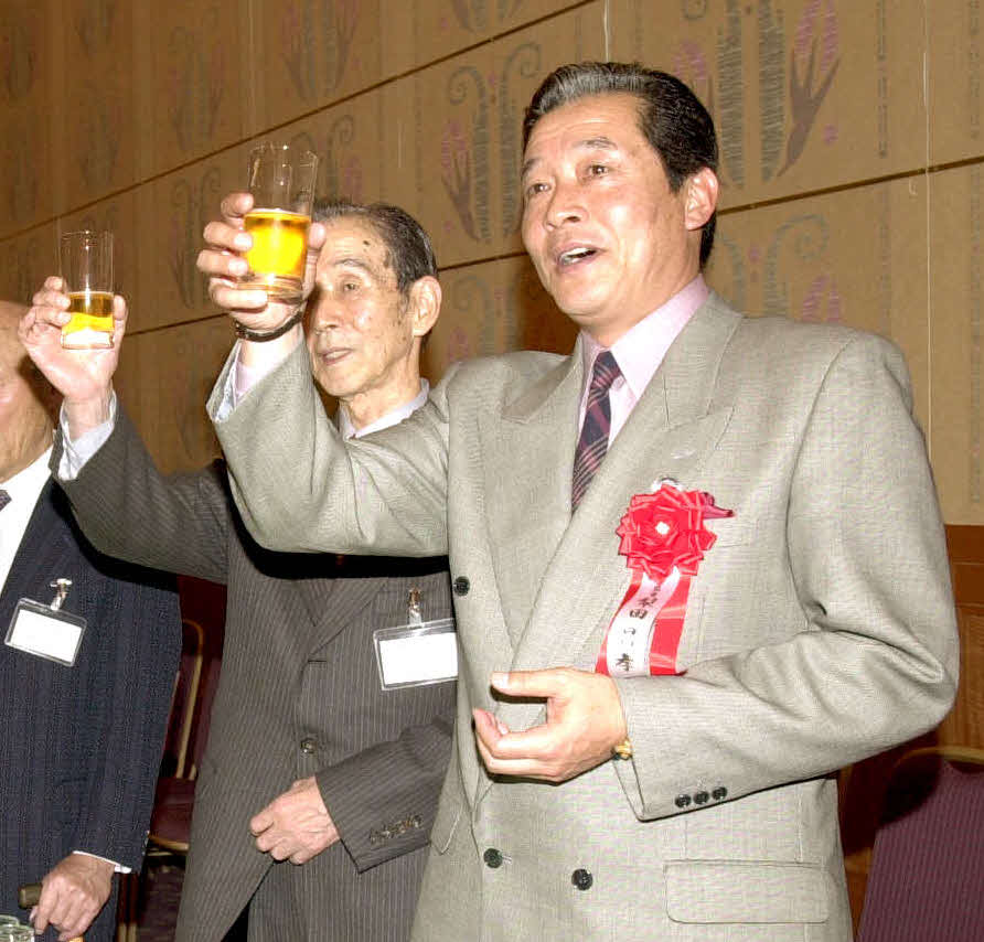 近鉄OB総会で梨田昌孝氏と乾杯を交わした関根潤三氏（2002年11月23日撮影）