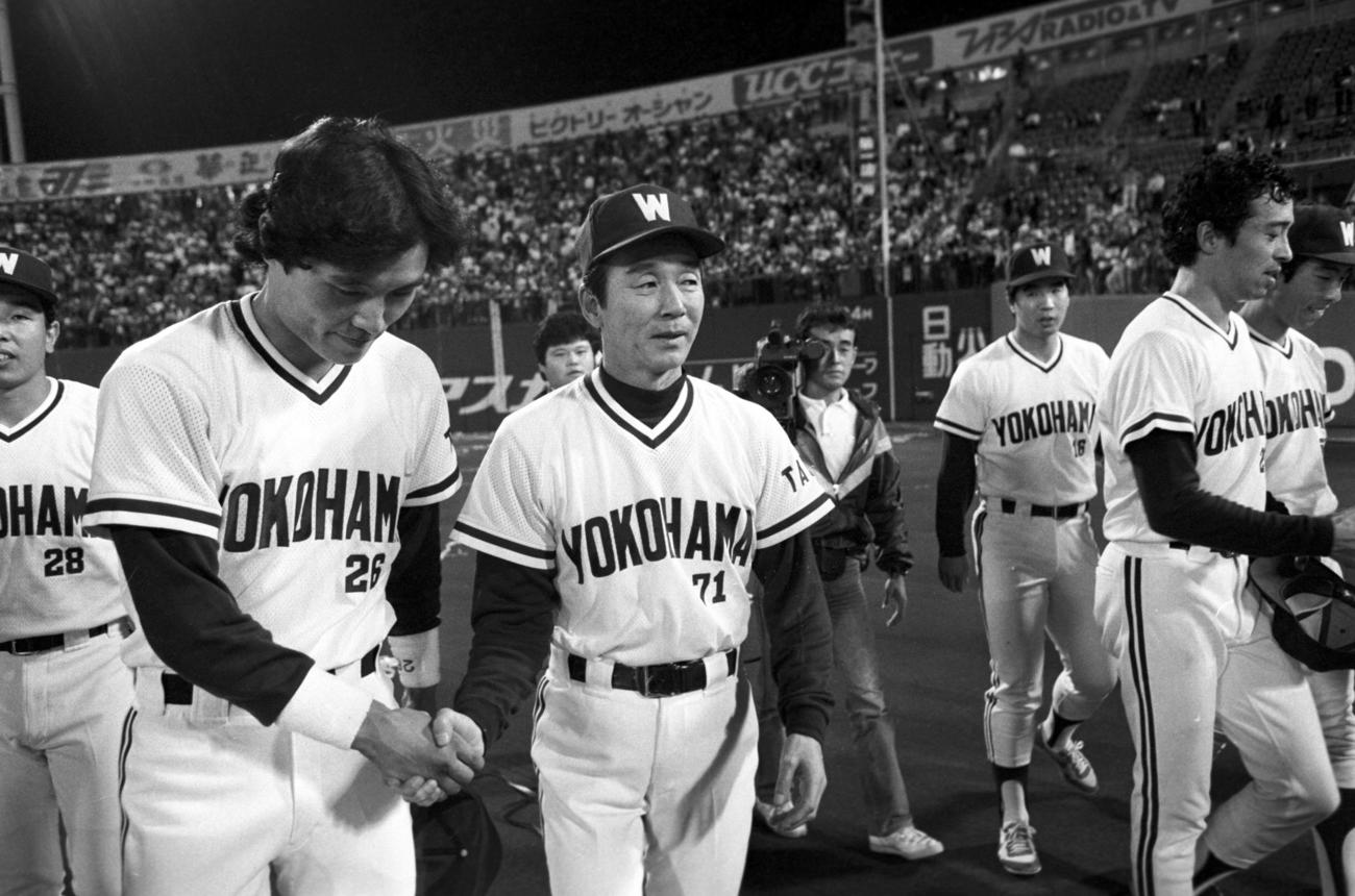 退任する大洋関根潤三監督（左から3人目）は最終戦を勝利で飾り田代富雄（同2人目）と握手を交わす（1984年10月13日撮影）