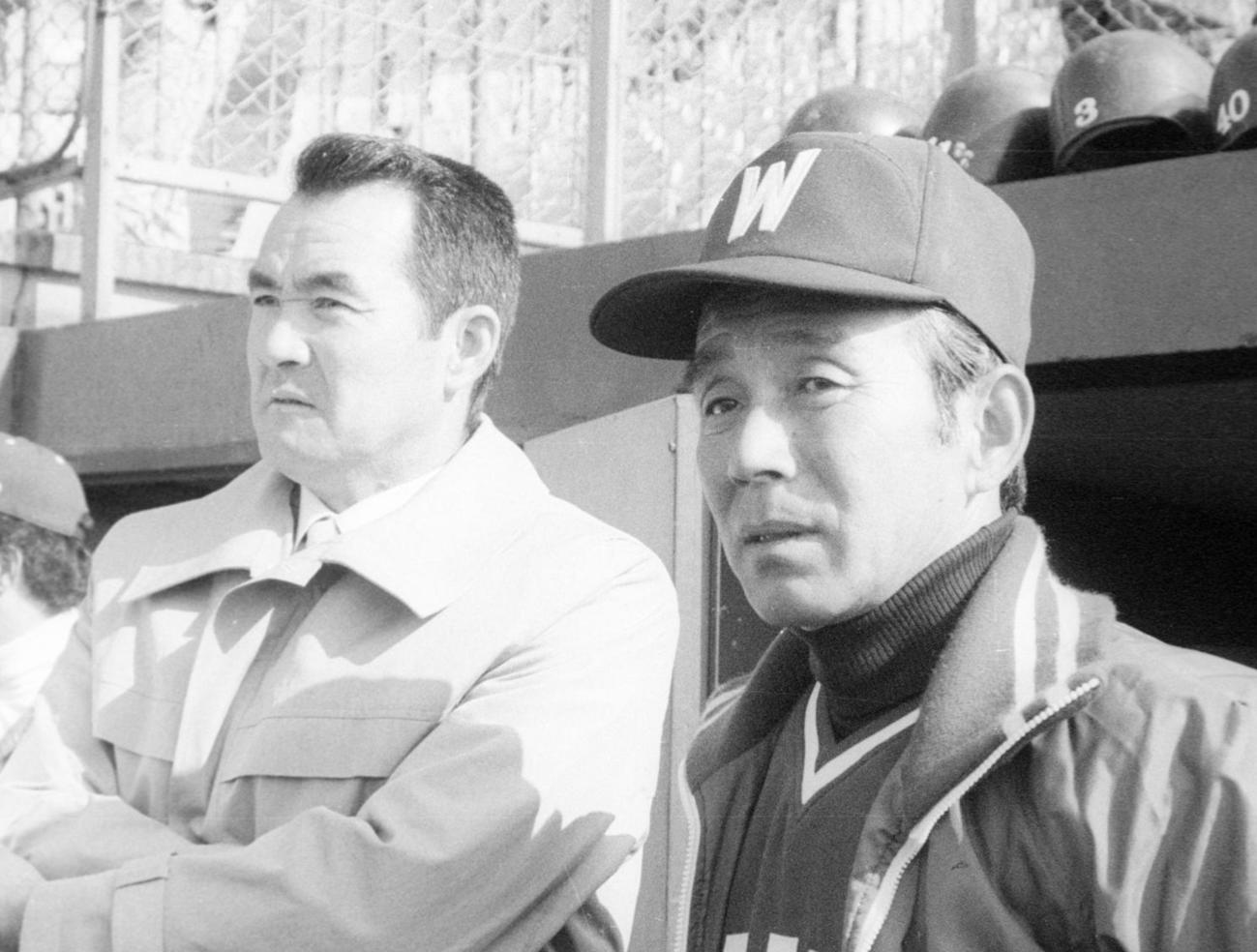 1983年2月28日　キャンプの視察に現れた長嶋茂雄氏（左）と言葉を交わす大洋関根潤三監督