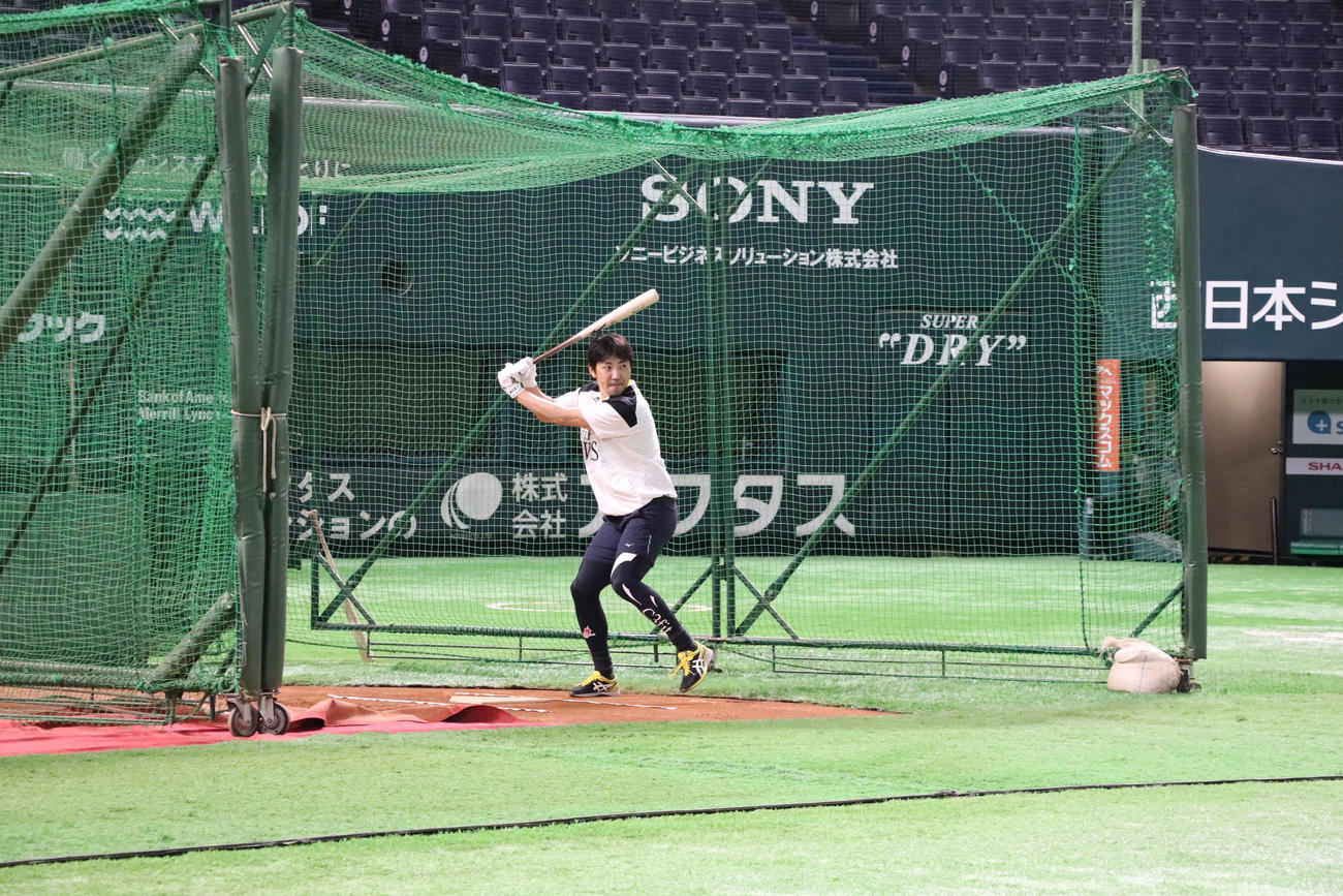 打撃練習を行う内川聖一（球団提供）