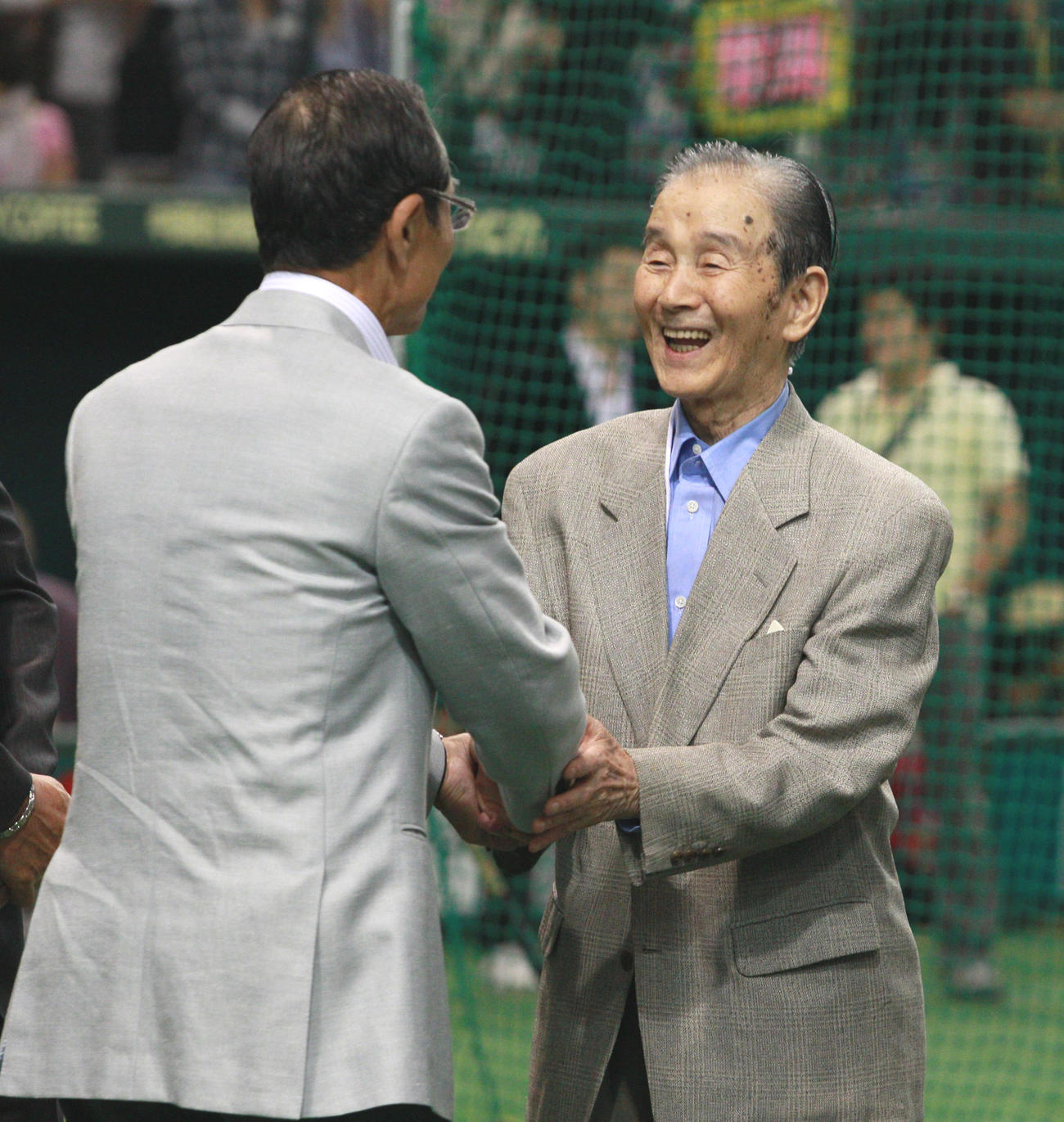 ソフトバンク王貞治会長とあいさつを交わす関根潤三氏（右）（2010年5月27日撮影）